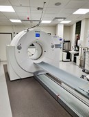 En stor röntgenmaskin står i ett undersökningsrum