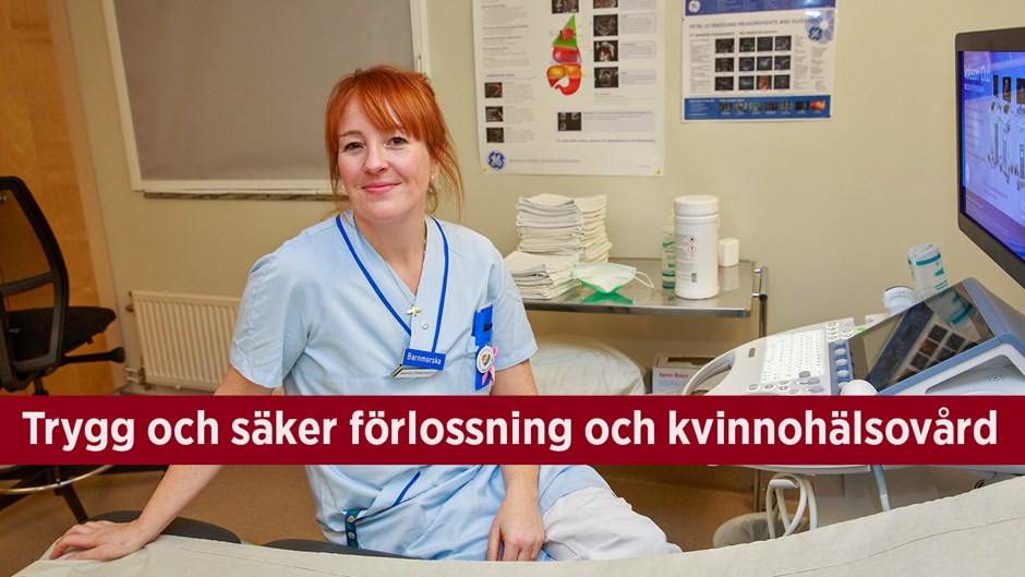 En kvinna i vårdkläder sitter vid en brits