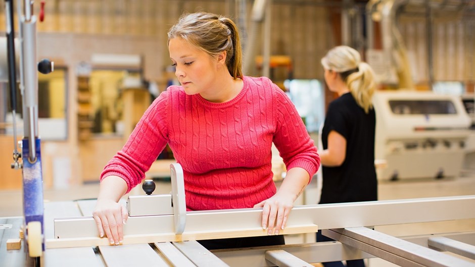 En tjej i arbete vid Träcentrum