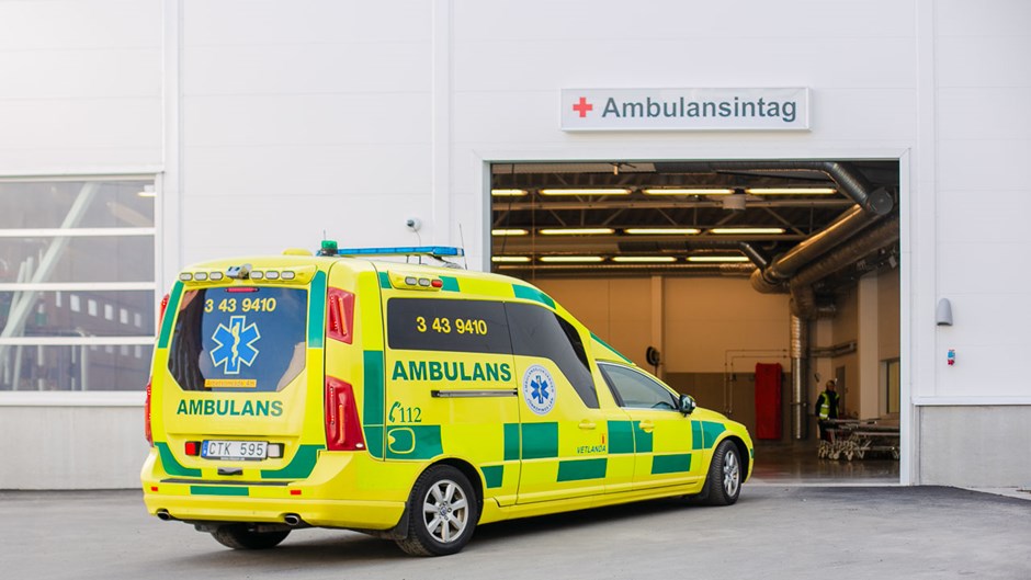 En gul ambulans står parkerad.