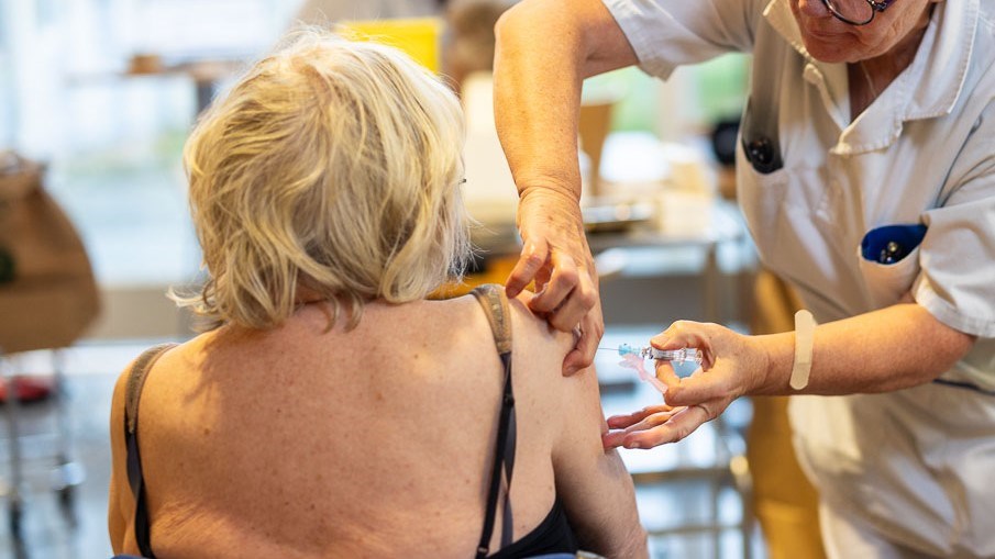 En kvinna får vaccination mot covid-19.