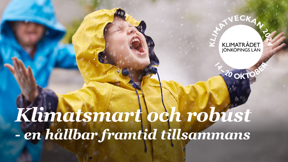 Ett barn i gul regnjacka fångar regndroppar med öppen mun. I bakgrunden ett barn i blå regnjacka. 
Text i bilden: Klimatsmart och robust - en hållbar framtid tillsammans.
Bilden har också en rund "stämpel" med texten Klimatveckan 2024, 14-20 november, Klimatrådet Jönköpings län