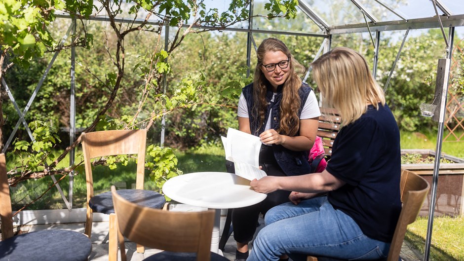 Två personer som sitter utomhus.