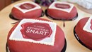 Fyra röda marsipantårtor på ett bord med med texten vi jobbar antibiotikasmart.