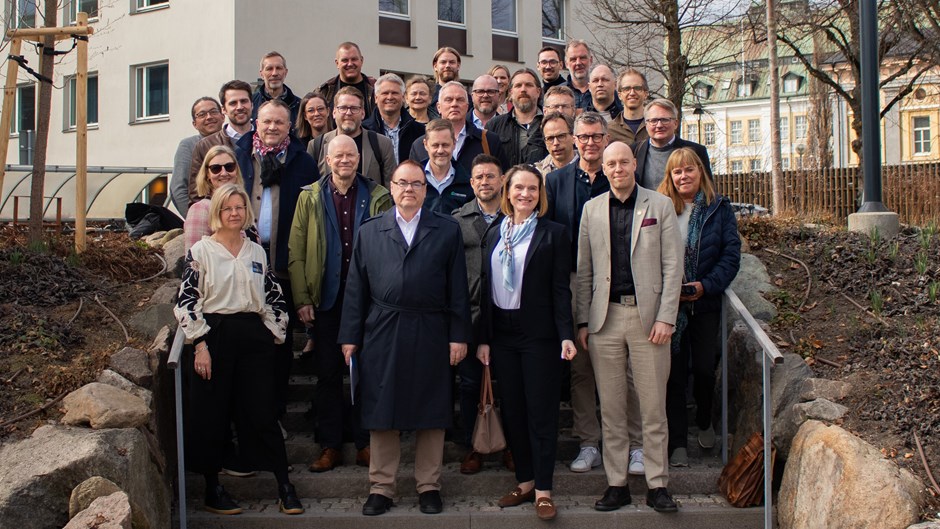 Många människor står uppställda i en stor grupp utomhus i en trappa.