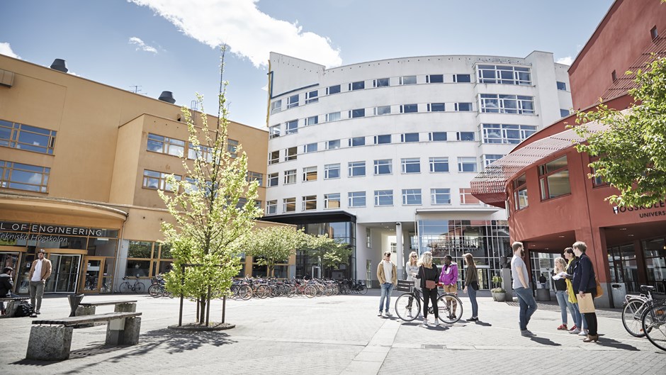 Några personer står på campus i Jönköping mellan tre av fackhögskolorna.