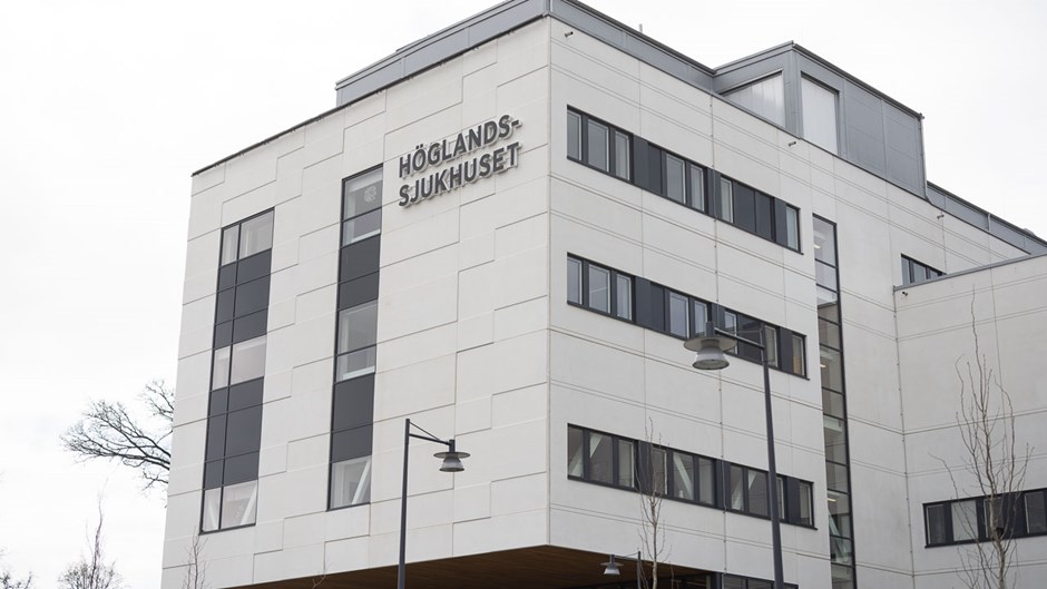 Sjukhusbyggnad sedd utifrån.
