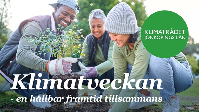 Tre människor sitter på hur och hjälps åt att plantera ett litet träd. 
Text i bilden: Klimatveckan - en hållbar framtid tillsammans. Dessutom har bilden ett runt grönt märke med vit text: Klimatrådet Jönköpings län.