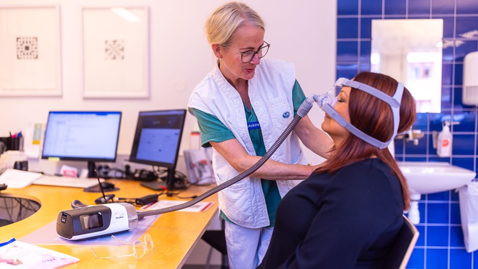 Medarbetare och patient vid sömnapnémottagningen vid öron- näs- och halskliniken, Länssjukhuset Ryhov.