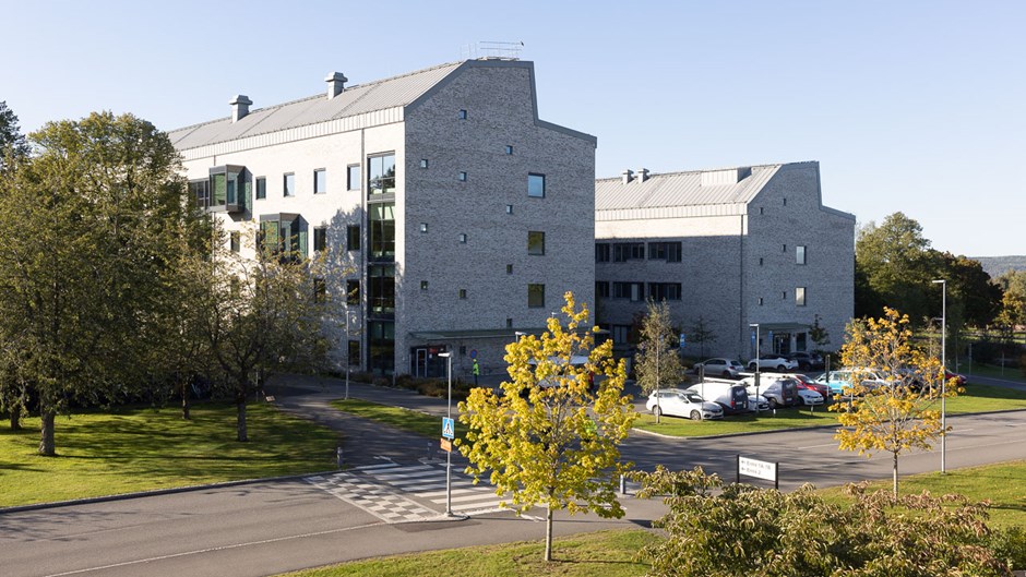 Två huskroppar i tegel som tillhör Länssjukhuset Ryhov i Jönköping.