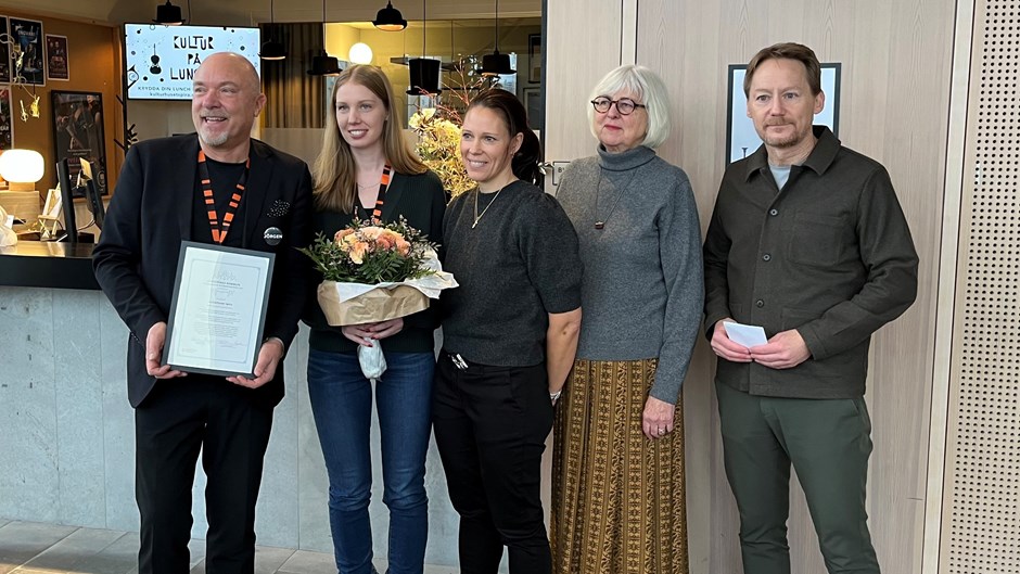 Fem medverkande vid prisutdelning i Kulturhuset Spira.