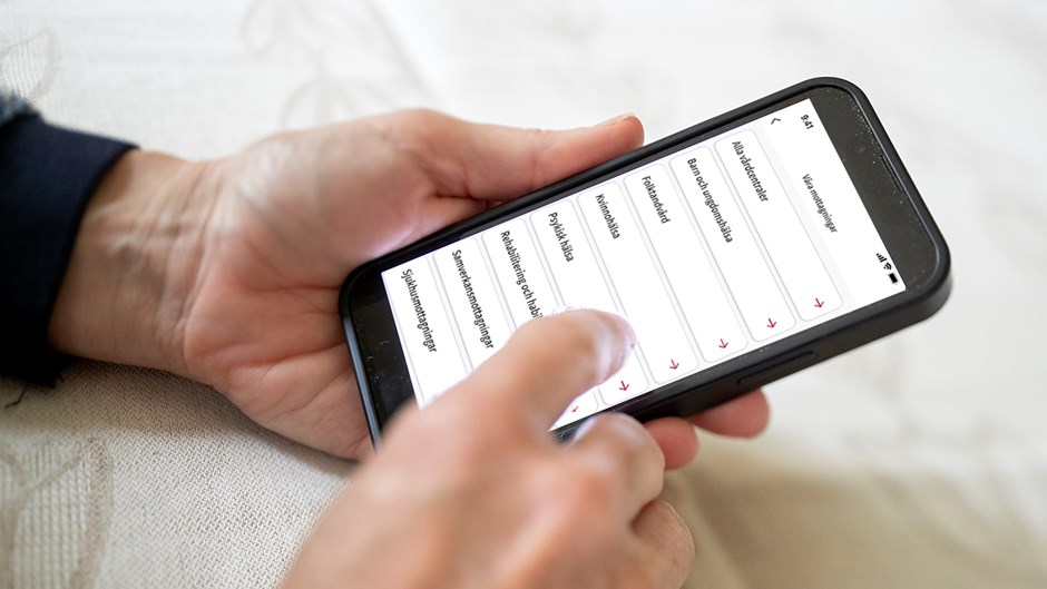 En hand som håller i en mobil med en öppnad app