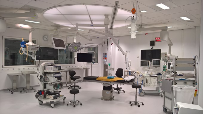 Tom operationssal på sjukhus med teknisk utrustning.