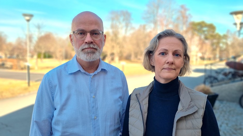 En man och en kvinna står utomhus i fint vårväder.