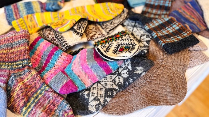 Sockor i olika färger i en hög