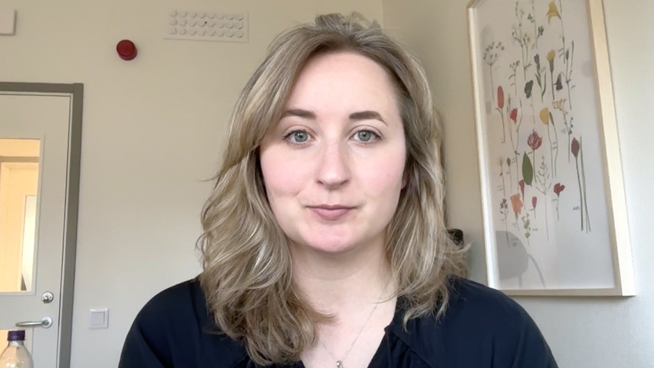 Kvinna med långt blont hår.