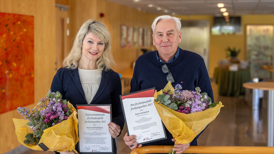 Hanna Gerhardsson och Patric Karlström håller varsin bukett med  blommor och sina tilldelade diplom i handen.