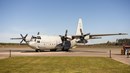 Ett grått flygplan står på marken.