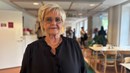 Kvinna med glasögon tittar in i kameran.