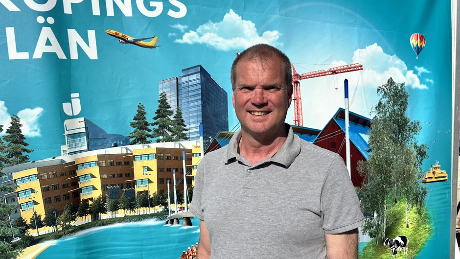 En man som tittar in i kameran.