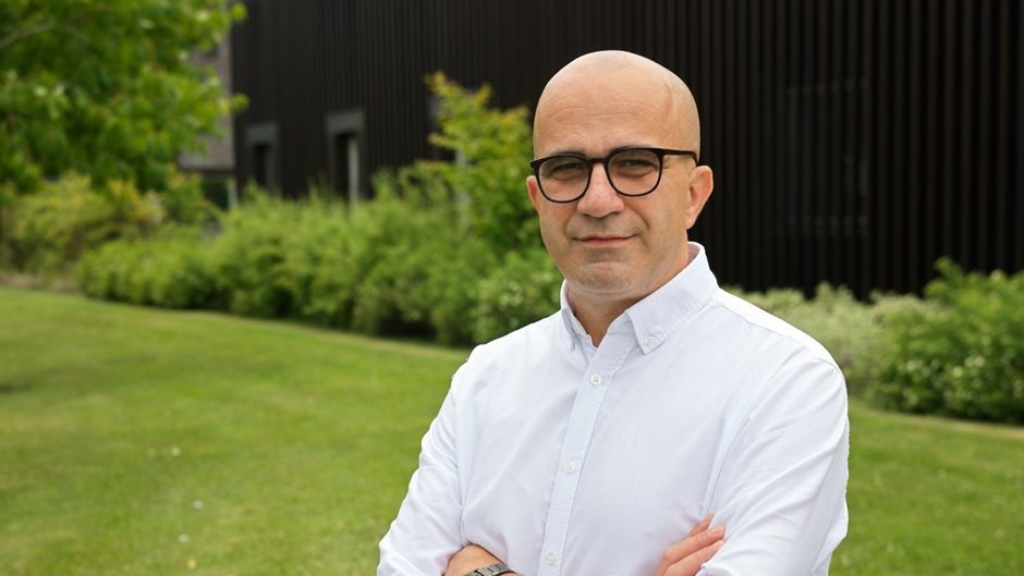 En man med glasögon tittar in i kameran.