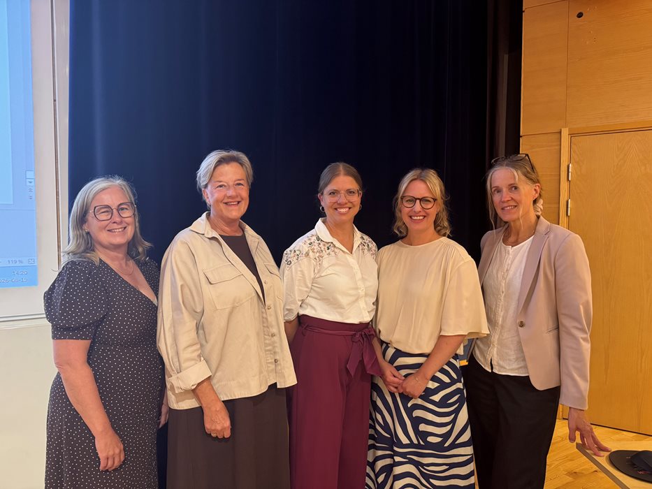 Anna Lena Sundell, Helén Isaksson, Maria Wreland, Karin Gribing, och Pernilla Lif Holgersson står på rad och ler.