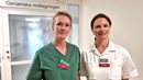 Två kvinnor i vårdkläder framför ingången till geriatriska kliniken.